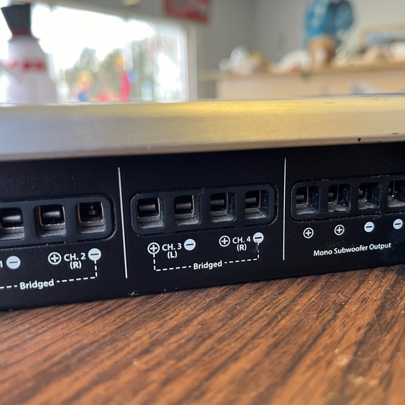 JL Audio 700 Watt Amp - Picture 2 of 5